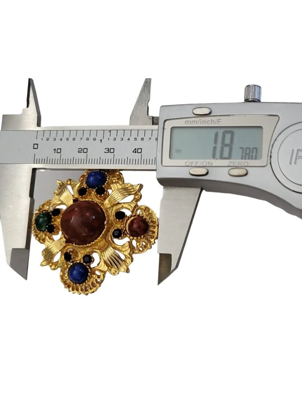 Gold Tone Maltese Cross Lucite Cabochon Brooch Designer Style M820
